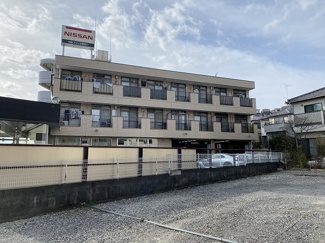 【外観】 | 小田急線「柿生」駅・田園都市線「市が尾」駅にアクセス可能な最寄りバス停まで徒歩1分！スーパーやコンビニが近くて便利な立地の3階建てマンションです♪