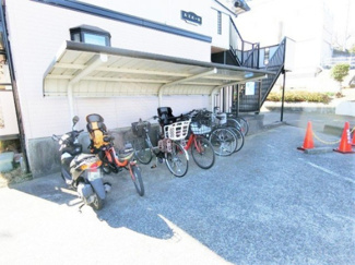 【その他共用部分】 | 屋根付きの駐輪場で雨が降っても大切な自転車が濡れなくてすみますね♪荷物が重いときに自転車があれば助かりますね！