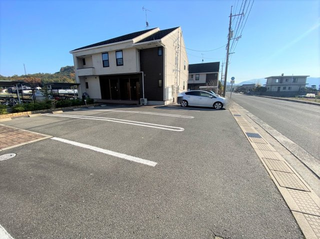 グレイス・ワイエム　Bの駐車場