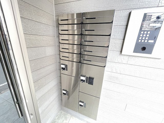 【その他共用部分】 | 共用エントランスには宅配BOXがあるので荷物の受け取りもスムーズに♪再配達の手間がかからないのが魅力♪