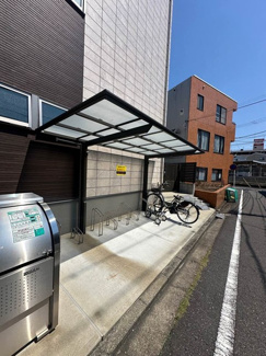 【その他共用部分】 | 屋根付きの駐輪場で雨が降っても大切な自転車が濡れなくてすみますね♪荷物が重いときに自転車があれば助かりますね！