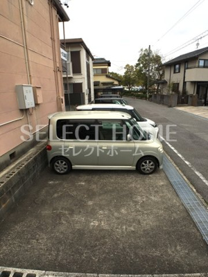 【駐車場】 | コーポ三陽B棟 | 駐車場があるので、車を買う予定の方も安心です
