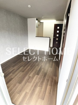 【居間・リビング】 | コーポ三陽B棟 | こちらのリビングで趣味の時間をお楽しみください