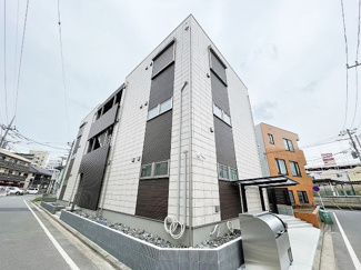 【外観】 | 横浜線・グリーンライン「中山」駅より徒歩3分！2沿線利用可能で通勤にも便利な立地の築浅3階建てアパートです♪