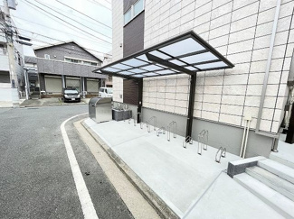 【その他共用部分】 | 屋根付きの駐輪場があるので雨が降っても安心です☆自転車はちょっとした移動手段に便利ですよね！