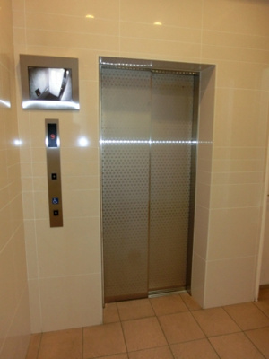 【その他共用部分】 | グレイス阿倍野松崎 | 防犯カメラ付きのエレベーター