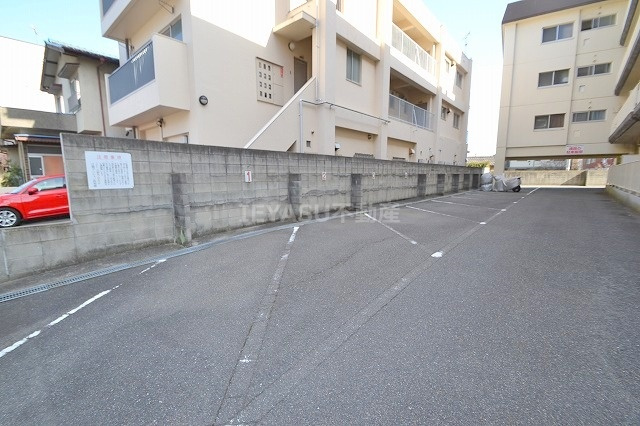 江島マンションの駐車場