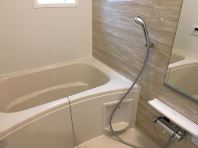 【浴室】 | ザ カルムスペース ササヤマ２ | お風呂に小窓があり、換気もできますね♪