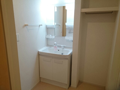 【独立洗面台】 | ザ カルムスペース ササヤマ２ | 洗面台の横に収納スペースがあります