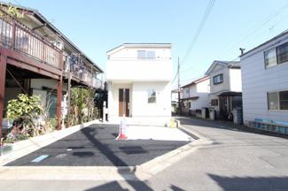 【外観】 | 前面道路は約5ｍあるので、駐車も楽々です。