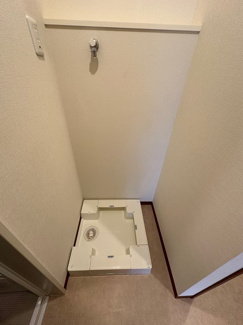【展望】 | 洗面所内にある室内洗濯機置き場です♪防水パンが付いているので万が一の漏水にも安心です！