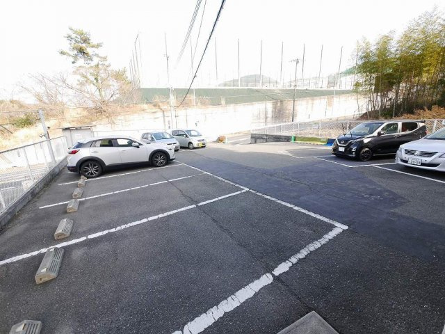マンション唐櫃の駐車場