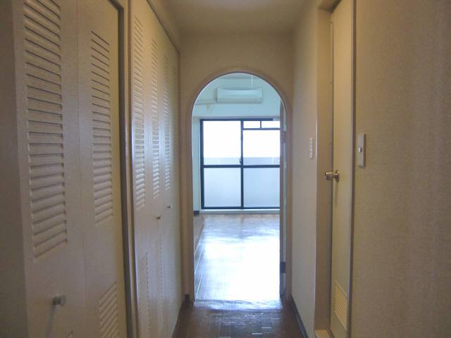 メゾンルミネの玄関|反転の場合もあります。