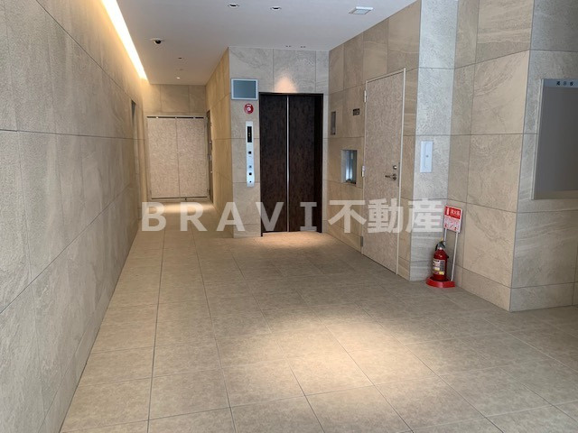 エグゼ堺筋本町　BRAVI不動産のロビー|【エグゼ堺筋本町】ゆとりのあるロビーです