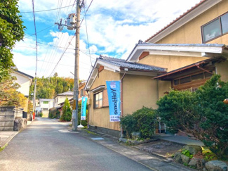 【前面道路含む現地写真】 | 現地に立っている水色の旗『YuiHome（ゆいホーム）』のお店です♪
お問い合わせは《お電話》か《資料請求ボタン》でどうぞ！お待ちしております！！