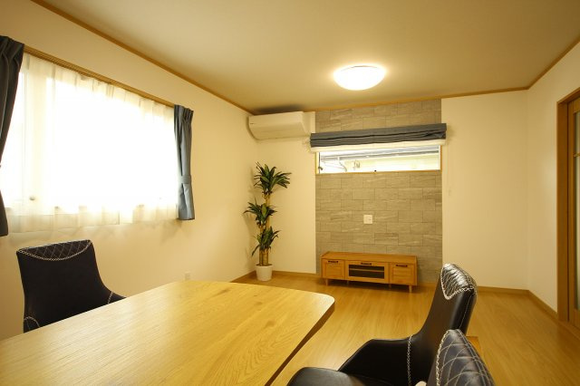 米沢市西大通１丁目　２階建て中古物件リノベーション済の居間・リビング