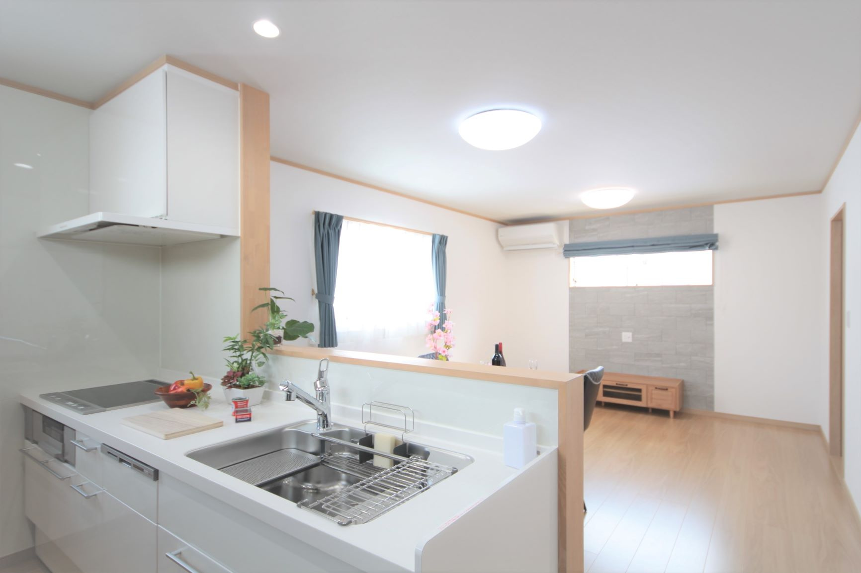 米沢市西大通１丁目　２階建て中古物件リノベーション済のキッチン|対面式なのでご家族の気配を感じながら料理ができます♪