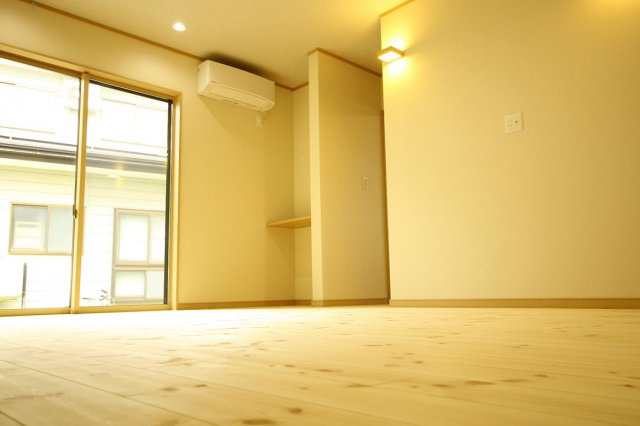 【居間・リビング】 | 米沢市西大通１丁目　２階建て中古物件リノベーション済 | セカンドリビング
素足で歩きたくなる無垢材を使用！
