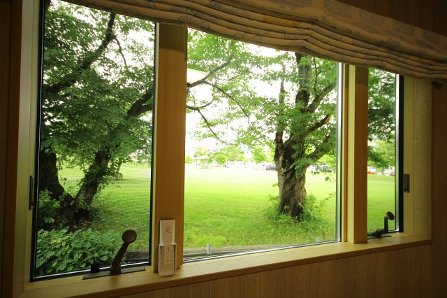 【寝室】 | 米沢市西大通１丁目　２階建て中古物件リノベーション済 | 季節の移ろいを感じられる借景を楽しむことができます