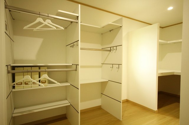 【収納】 | 米沢市西大通１丁目　２階建て中古物件リノベーション済 | 棚のレイアウトが自由に変更できるヴィータスパネルを採用♪