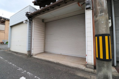【駐車場】 | 中原東一丁目店舗 | シャッター付きガレージ外観