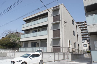 【外観】 | 積水ハウス施工の賃貸住宅シャーメゾン♪閑静な住宅地にある3階建てマンション♪