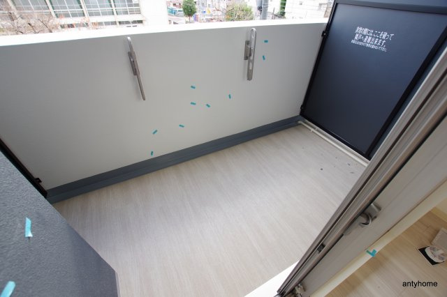 エステムコート新大阪14アイシー　仲介手数料無料のバルコニー