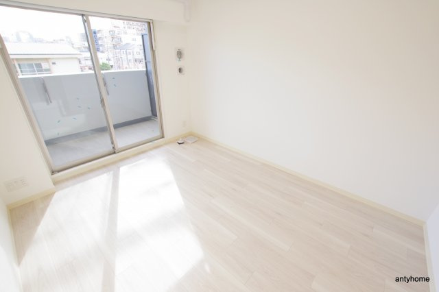 エステムコート新大阪14アイシー　仲介手数料無料の居間・リビング