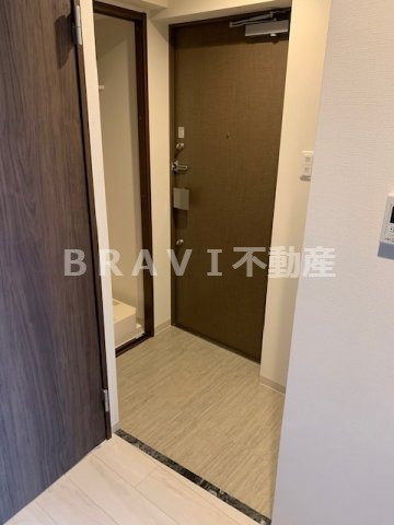 エグゼ堺筋本町　BRAVI不動産の玄関|【エグゼ堺筋本町】収納もある玄関です