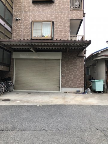 サウスビュウハイツのその他共用部分|建物の右側にゴミ捨て場があります