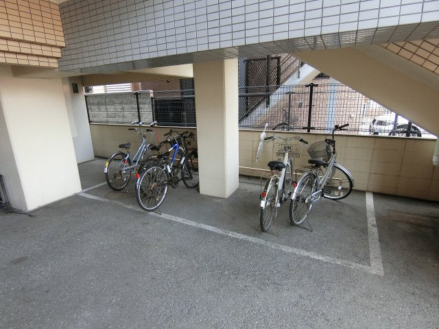 ダイナコート久留米レジックスのその他共用部分|広々とした自転車置き場があります