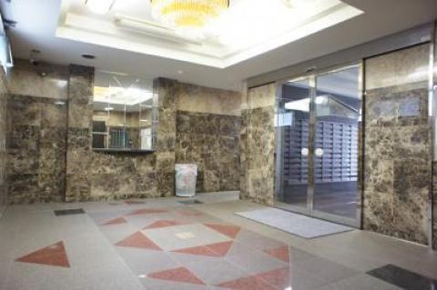 【玄関】 | エステート・モア・博多公園通り | 壁に大理石使用♪