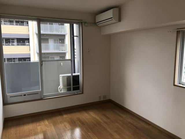 【居間・リビング】 | エステート・モア・博多公園通り | 角部屋で側窓あり♪