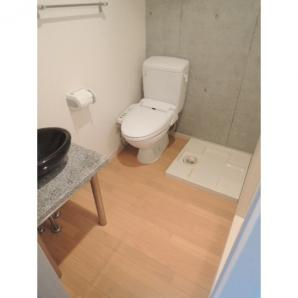 【トイレ】 | ＢｌｕｅＳｅａマンション | 落ち着いた色調のトイレです（別部屋写真）
