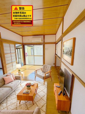 【居間・リビング】 | 山口住宅 | 本画像はAIにて加工した画像になります。実際には家具の配置はありません。