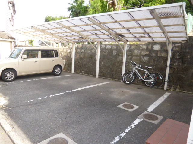 鶴形コートの駐車場|屋根付き駐車場
