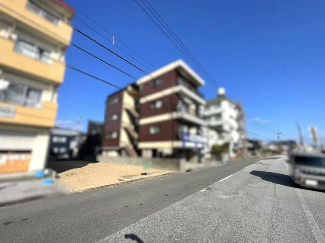 高知市 薊野西町1丁目 売土地の前面道路含む現地写真