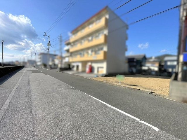 高知市 薊野西町1丁目 売土地の前面道路含む現地写真