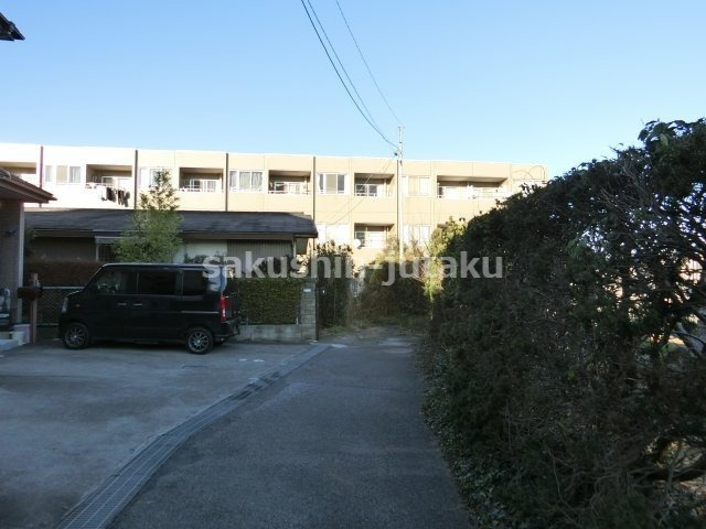 萱田町　売地の前面道路含む現地写真|３．６ｍの幅員の私道　私道持分あり