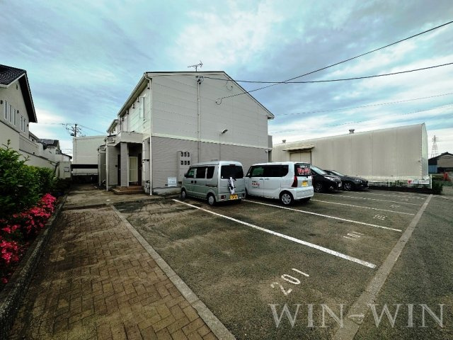 エレガント西青の駐車場