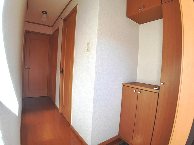 プリヴェイル中松山の玄関