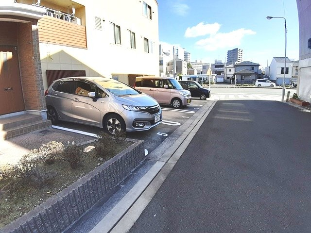 プリヴェイル中松山の駐車場