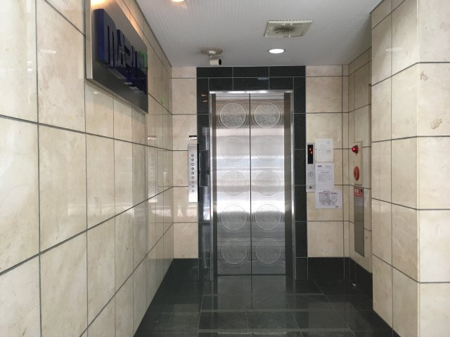 丸栄ビルのエントランス