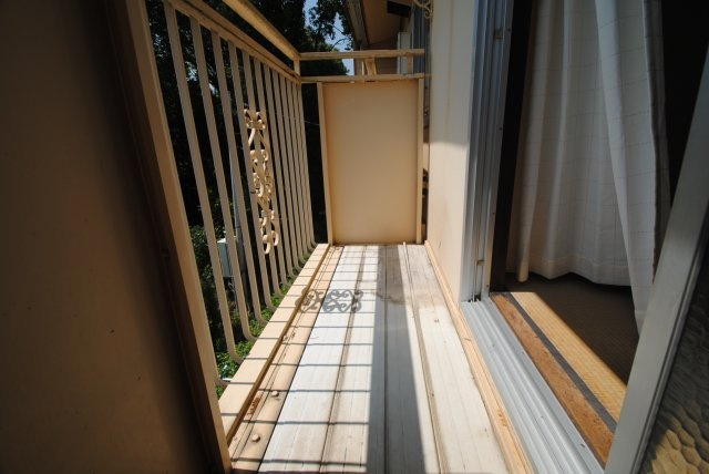 タウニ国分B棟のバルコニー|バルコニーからの眺めを楽しみながら食事をしませんか