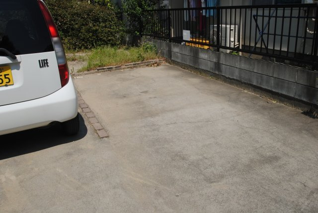 タウニ国分B棟の駐車場|カースペースがあります