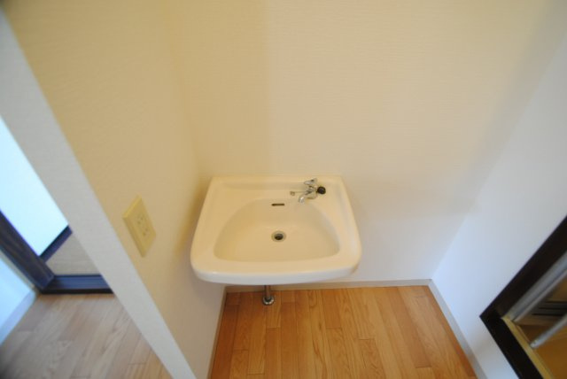 タウニ国分B棟の独立洗面台|独立洗面台、小物を置くことができて便利です