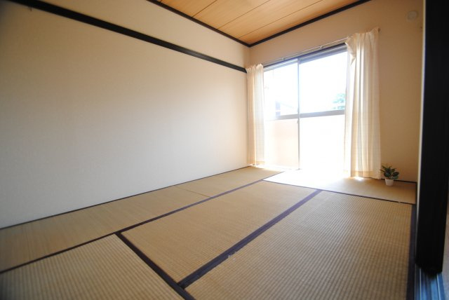 タウニ国分B棟の和室|畳の上でゆっくりとくつろげる和室です