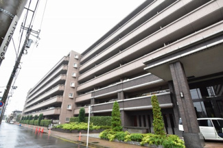 【外観】 | 総戸数３９０戸、平成２４年８月築、管理人は日勤勤務につき管理体制良好です♪