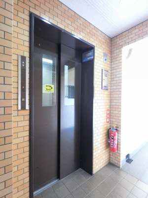 【その他共用部分】 | ダイアパレス妙蓮寺第３ | お買い物時やベビーカーの出し入れに便利なエレベーター付です。