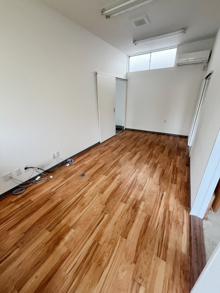 初生町貸事務所の内装